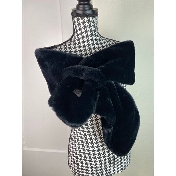 UGG One Size Black Soft Fuzzy Faux Fur Rectangular Scarf Wrap Shawl - Picture 1 of 6